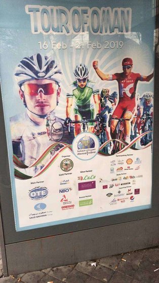 La publicidad del Tour de Omán en una parada de bús del madrileño barrio de Moncloa. (Celia Pérez)
