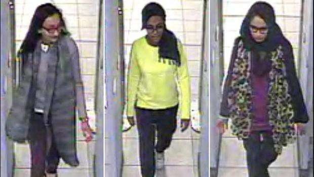 Las tres adolescentes Kadiza Sultana, Shamima Begum y Amira Abase, en el aeropuerto de Gatwick. 