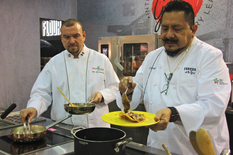 El chef Ernesto Cab Vera durante su demostración en 'Tastes of the world'. (ELCORREO)