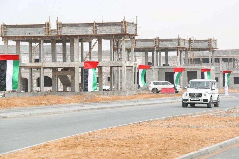 El gobernante de Dubai recorrió en su coche el proyecto de viviendas a emiratíes.
