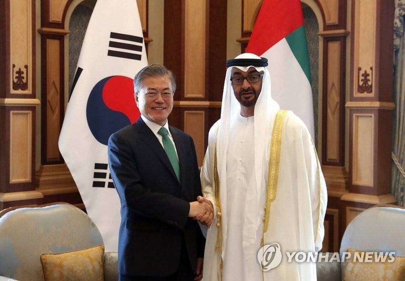 El presidente surcoreano Moon Jae-in y el príncipe heredero de Abu Dhabi en marzo de 2018.