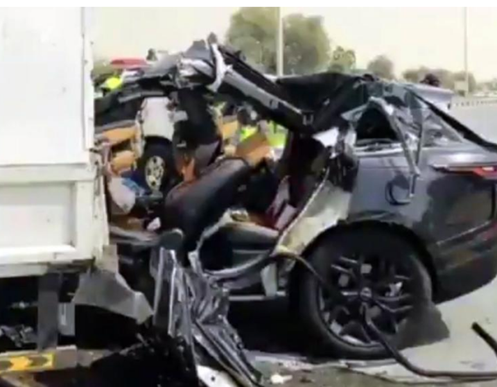 Estado en el que quedó el auto de la joven emiratí tras el choque.