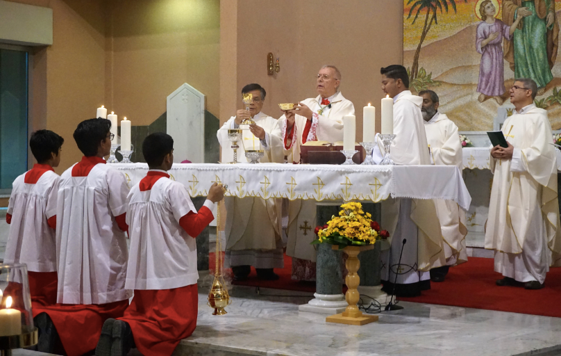 El obispo Paul Hinder presidió la misa del aniversario. (Marta del Olmo)