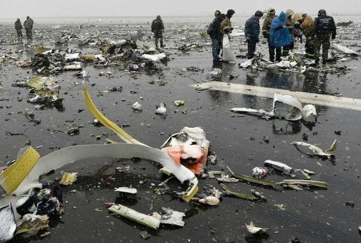Los restos del avión de FlyDubai en el lugar del siniestro. 