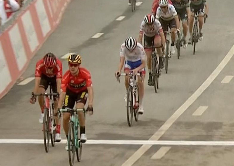 Rogliz entra en meta, en quinto lugar Valverde.