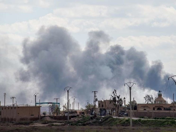 El humo de los bombardeos en Baghouz, la última zona del grupo Daesh en la provincia oriental oriental de Deir Ezzor, el 2 de marzo de 2019. (AFP)