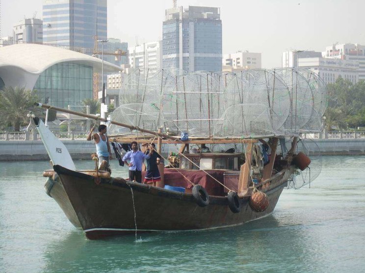 Un barco de pesca tradicional con las redes ahora prohibidas en Abu Dhabi.