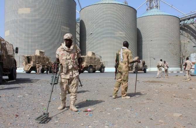 En la imagen de AFP, soldados buscan artefactos explosivos en Hodeidah.