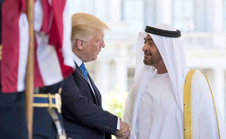 Cordial saludo entre el presidente de Estados Unidos y el príncipe heredero de Abu Dhabi, durante la última visita de Trump a Emiratos. (Wam)