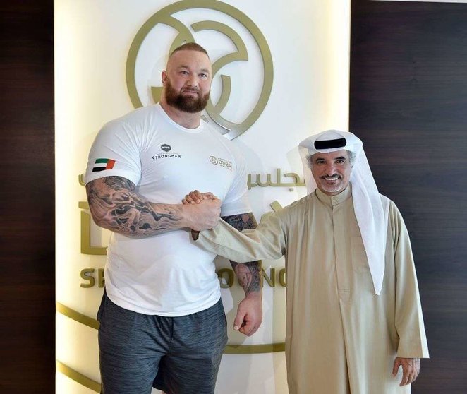 El representante de Dubai Sports Council junto al atleta de fuerza profesional Björnsson.