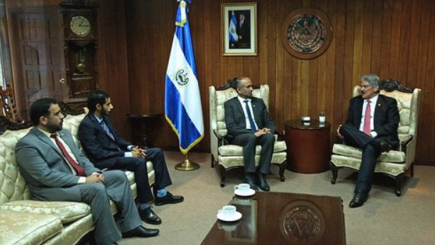 Un momento del encuentro entre el representante de Emiratos y el de El Salvador.