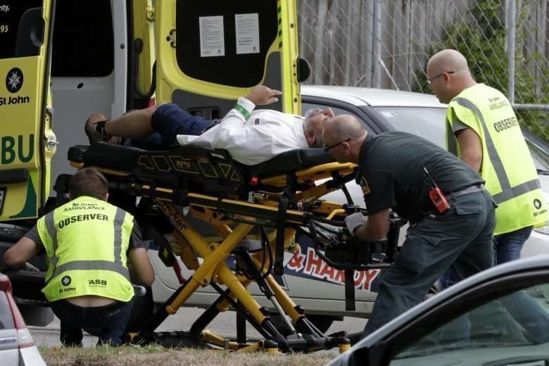 En la imagen de AP, el traslado de un herido tras el atentado en Nueva Zelanda.