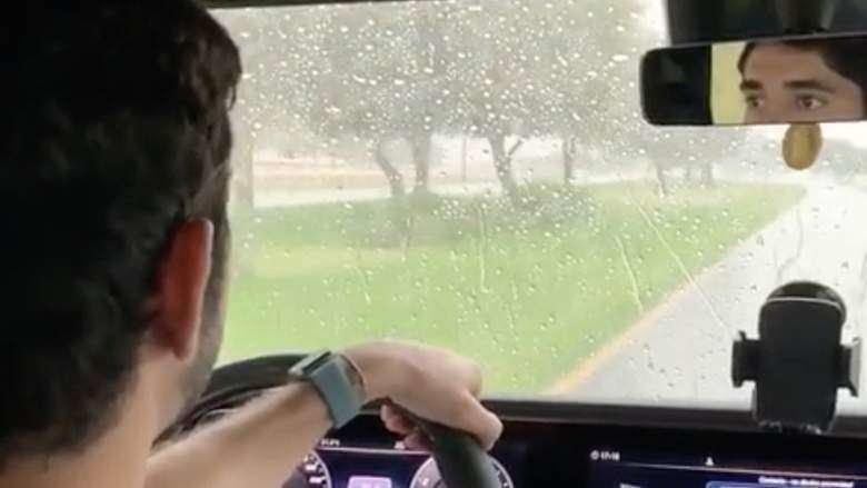 Sheikh Hamdan conduce bajo la lluvia. (@f3)