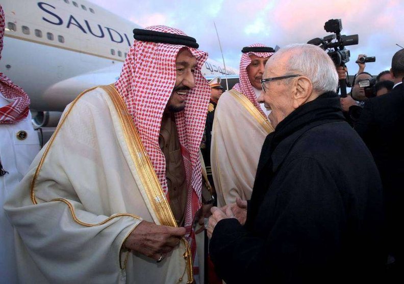 El rey Salman a su llegada a Túnez para la cumbre de la Liga Árabe. (EPA)
