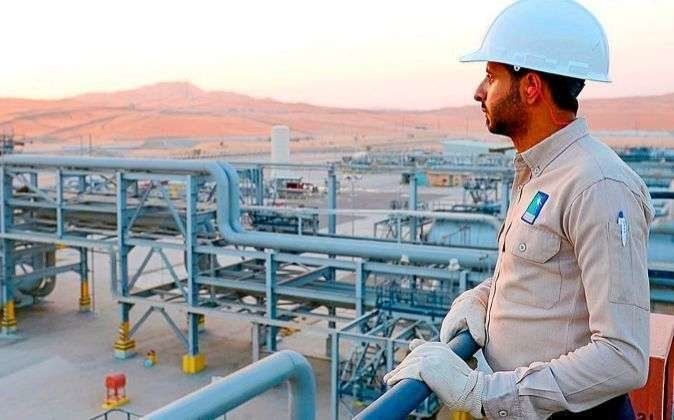 Un trabajador expatriado de Saudi Aramco, la petrolera estatal de Arabia Saudita..