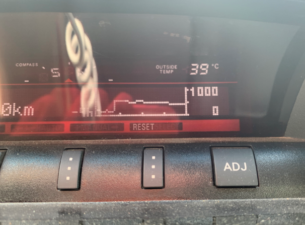 El termómetro de un coche marca hoy 39 grados. 