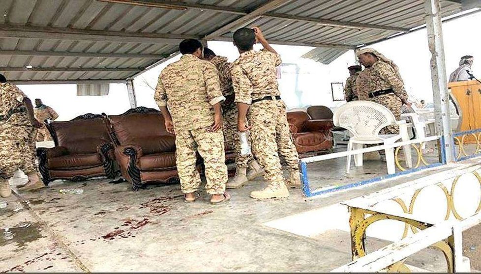 Tribuna en la que se encontraban las autoridades y jefes militares en el momento del ataque hutí en Yemen. (Twitter)