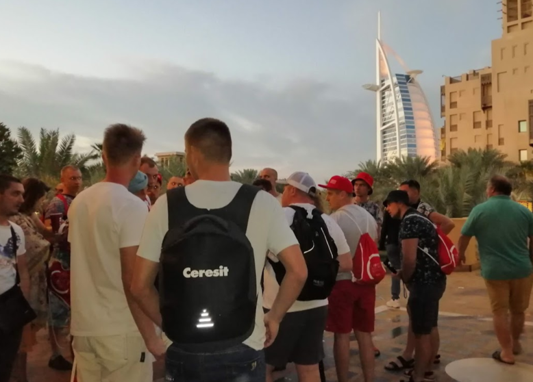 Un grupo de turistas en la zona de Madinat Jumeirah de Dubai.