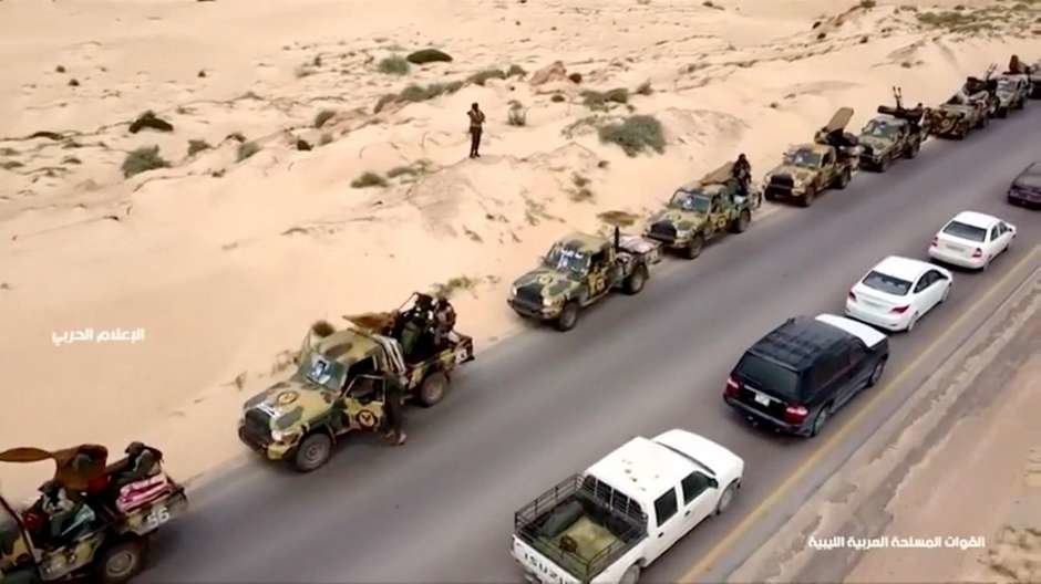 Una vista aérea muestra vehículos militares en una carretera en Libia, el 4 de abril de 2019. (Reuters)