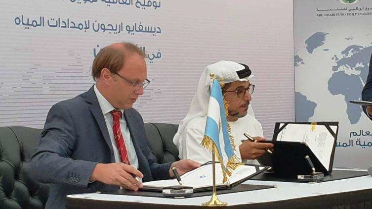 Un momento de la firma del acuerdo entre Abu Dhabi y Argentina.
