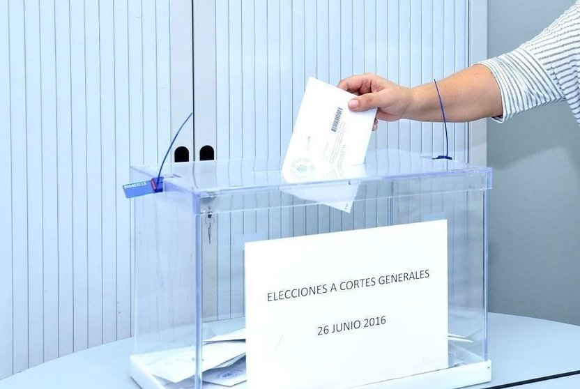Española deposita su voto en la urna situada en la Embajada de España en Abu Dhabi durante las elecciones generales de 2016. (Manaf K. Abbas / EL CORREO)