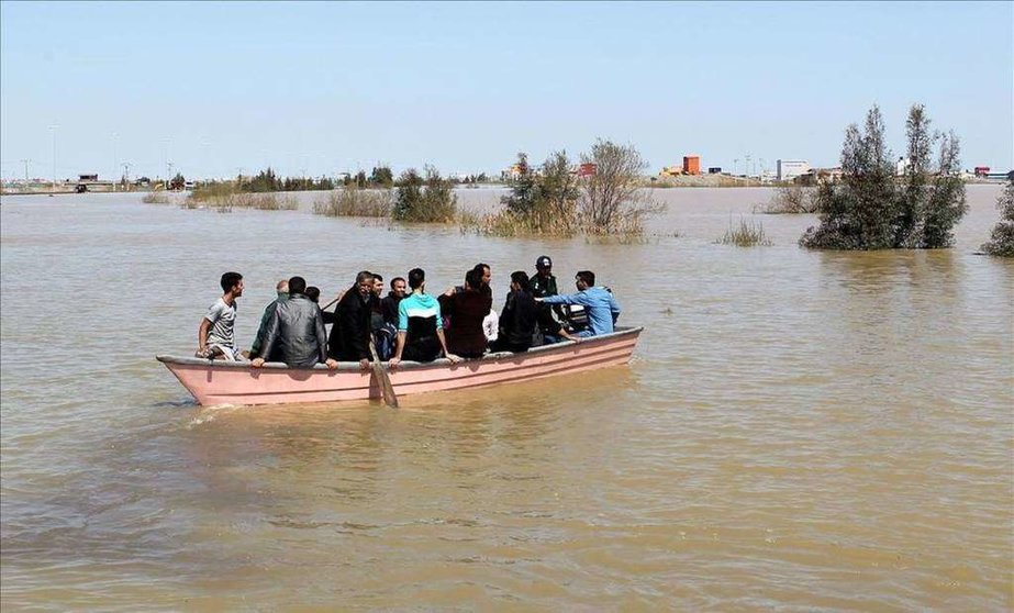 En la imagen de Reuters, iraníes evacuados en barco.