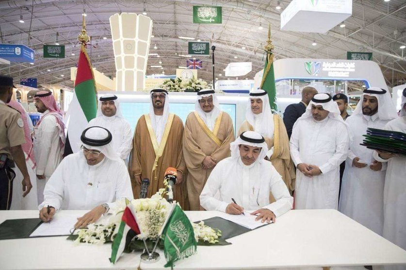 Firma de uno de los acuerdos entre Emiratos y Arabia. (WAM)