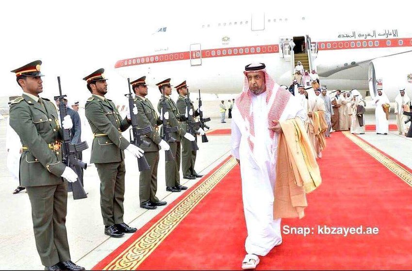 El presidente de Emiratos Árabes Unidos tras bajar del avión. (@KBZayed)