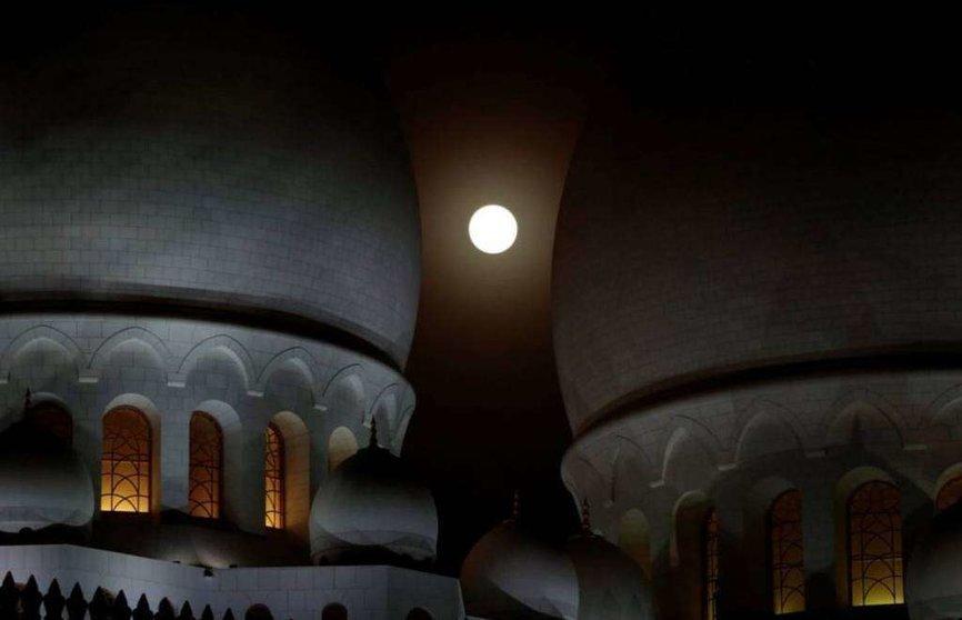 En la imagen de Reuters, la luna en la Gran Mezquita de Abu Dhabi.