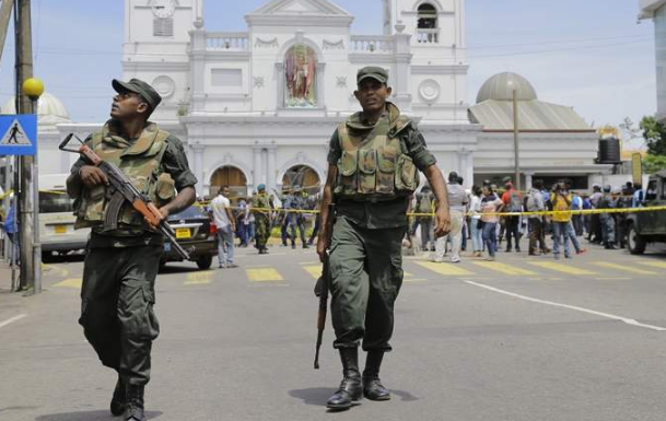 En la imagen de AP, fuerzas armadas de Sri Lanka ante una de las iglesias atacadas.