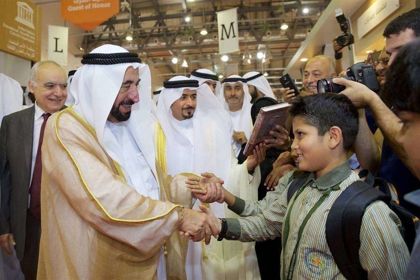 Sultán Al Qasimi saluda a un niño durante su visita a la feria este miércoles. (Cedida)