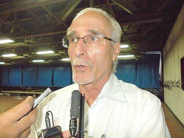 El embajador del Uruguay en Cuba, Eduardo Lorier Sandro, ofrece unas declaraciones. (Sergio Martínez / EL CORREO)
