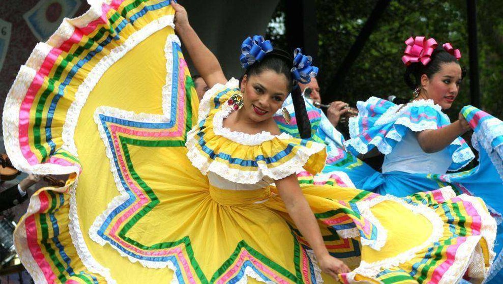 Mujeres bailan en Dubai ataviadas con trajes tradicionales mexicanos. (Cedida)