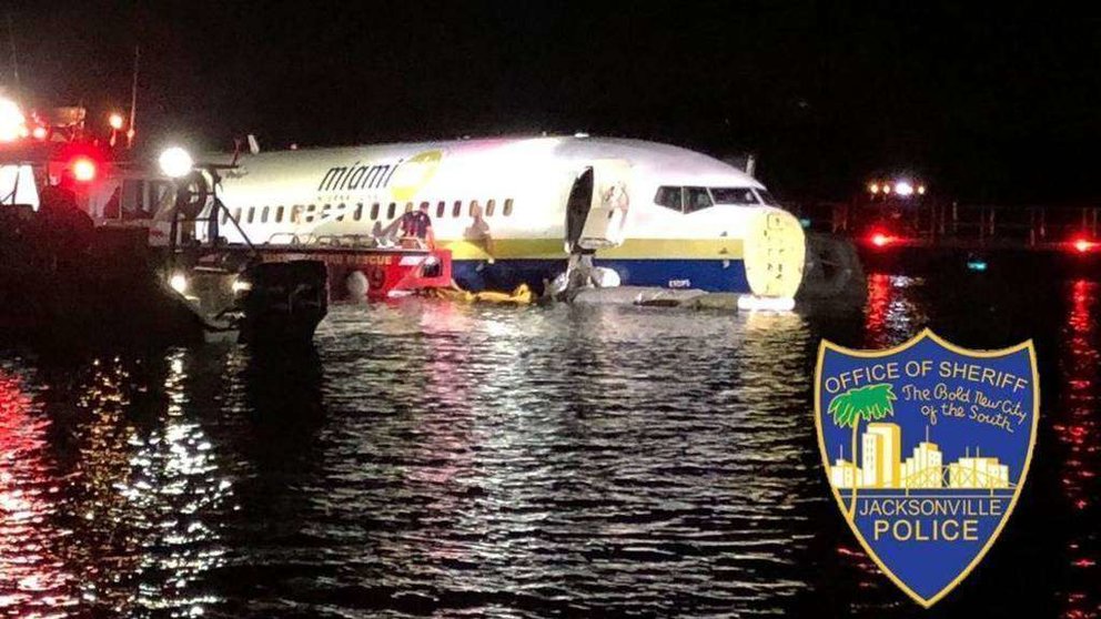 Una imagen del Boeing 737 en el río de Florida.