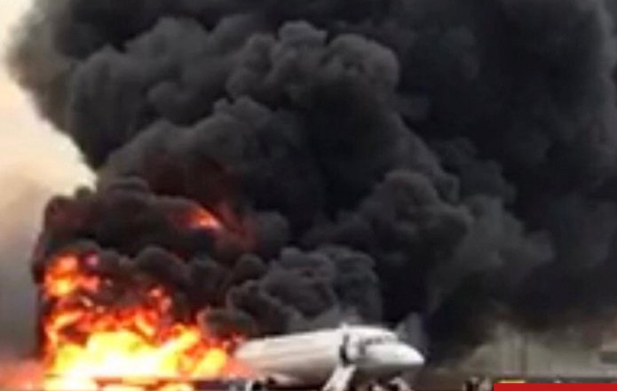 una imagen del avión siniestrado en el aeropuerto de Moscú.