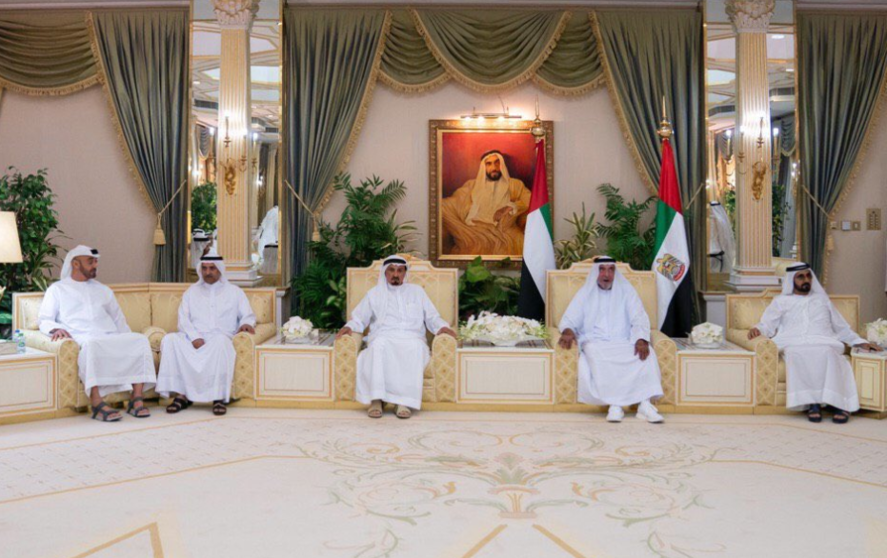 El presidente de Emiratos Árabes en el centro de la imagen.