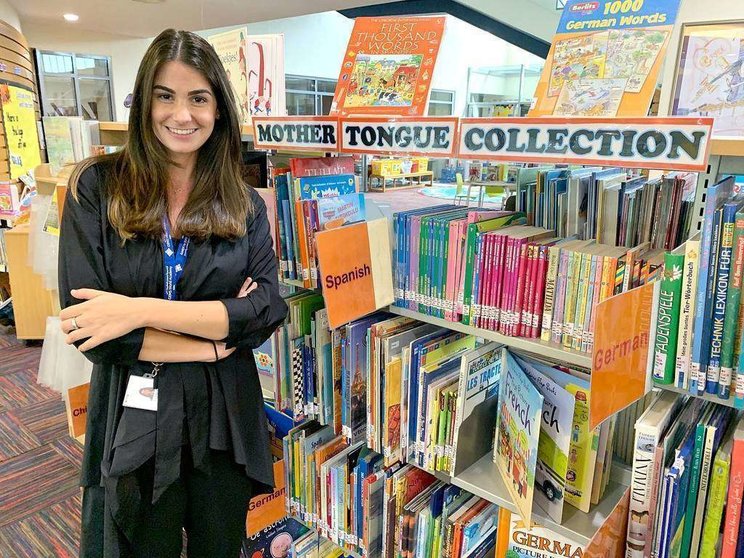 La profesora de español Elena Guerrero en la biblioteca de GEMS World Academy. (ELCORREO)