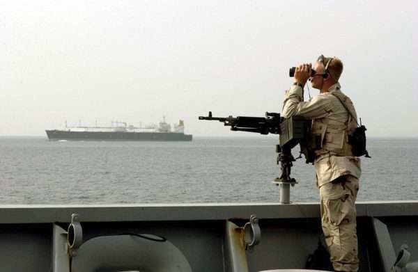 Militar de EEUU en operación de vigilancia en la entrada del Golfo Arábigo. (Wikimedia)