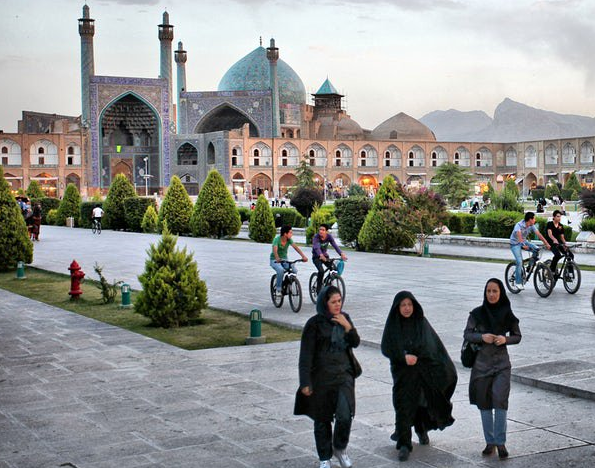 Mujeres y ciclistas en Irán.