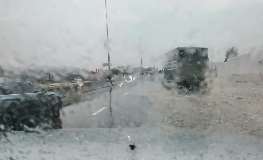 Lluvia en una carretera de Emiratos Árabes. (EL CORREO)