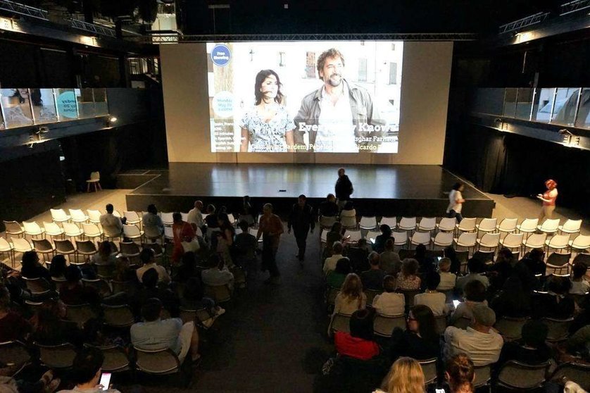 Momento en el que espectadores accedían a la sala para ver la proyección de 'Todos lo saben' en Abu Dhabi. (Marta del Olmo / EL CORREO)