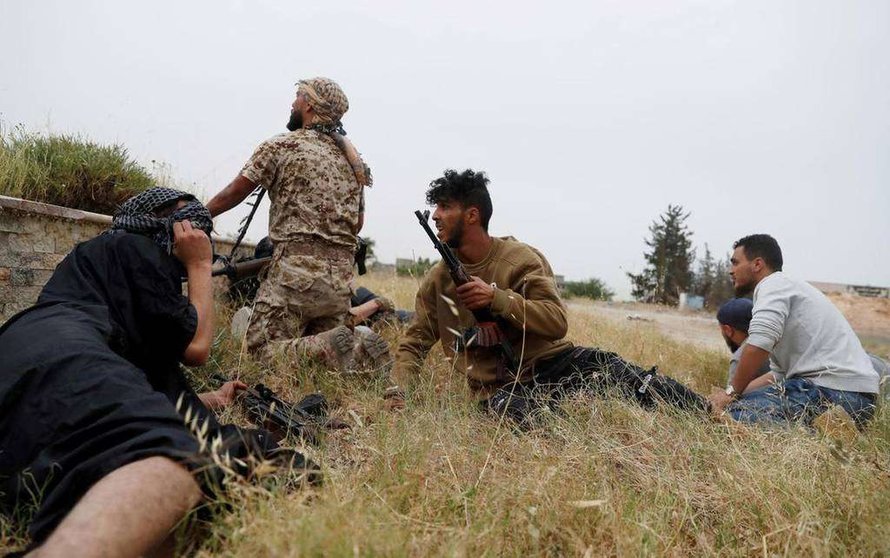En la imagen de Reuters, combatientes del GNA se ponen a cubierto.