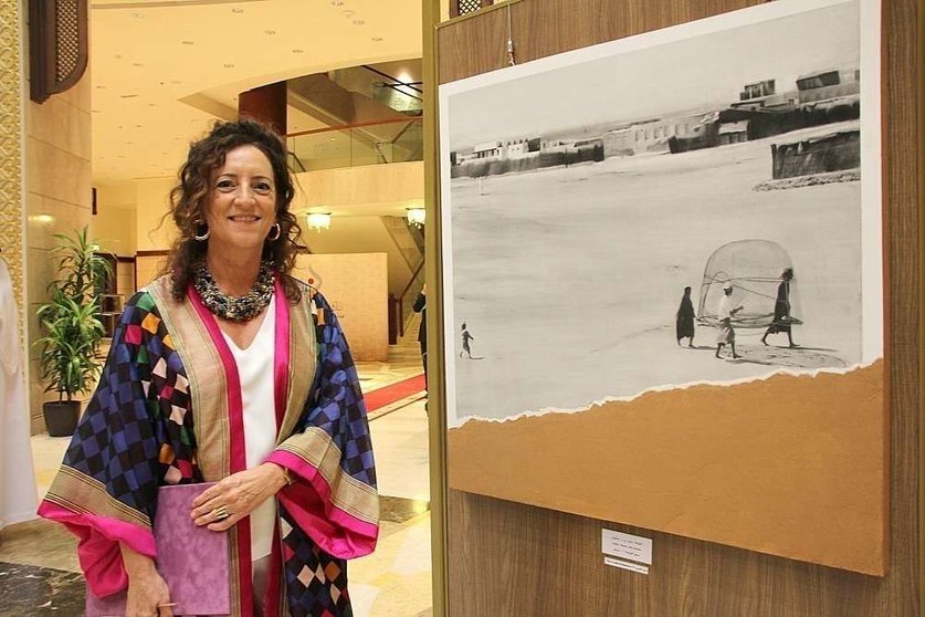 La artista española María José Rodríguez Escolar ante una de sus obras en una exhibición en Dubai. (EL CORREO)
