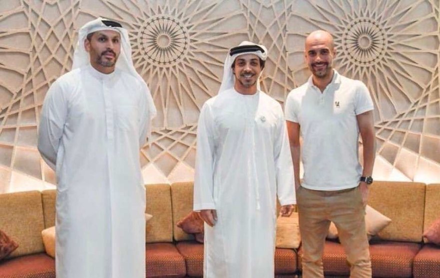 Guardiola en Abu Dabi con el propietario  del Manchester el jeque Mansour bin Zayed Al Nahyan a su derecha y el Presidente del Club el jeque Khaldoun al-Mubarak.