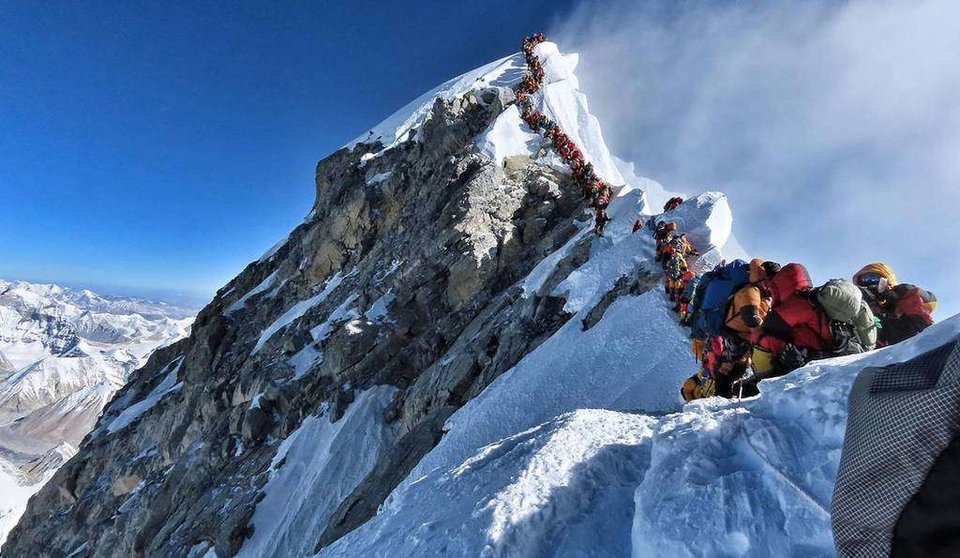 En la imagen de AFP, alpinistas esperan su turno para llegar al Everest en mayo de 2019.