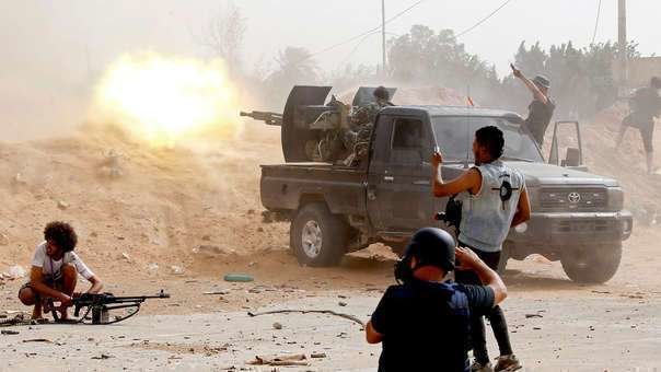 En la imagen de AFP, combates en la capital de Libia.