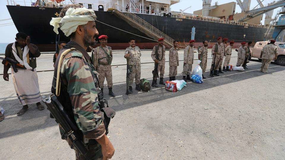 Rebeldes hutíes en el puerto de Hodeidah en Yemen.