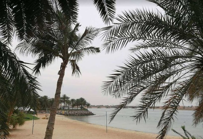 Cielos cubiertos en una playa de Abu Dhabi. (EL CORREO)