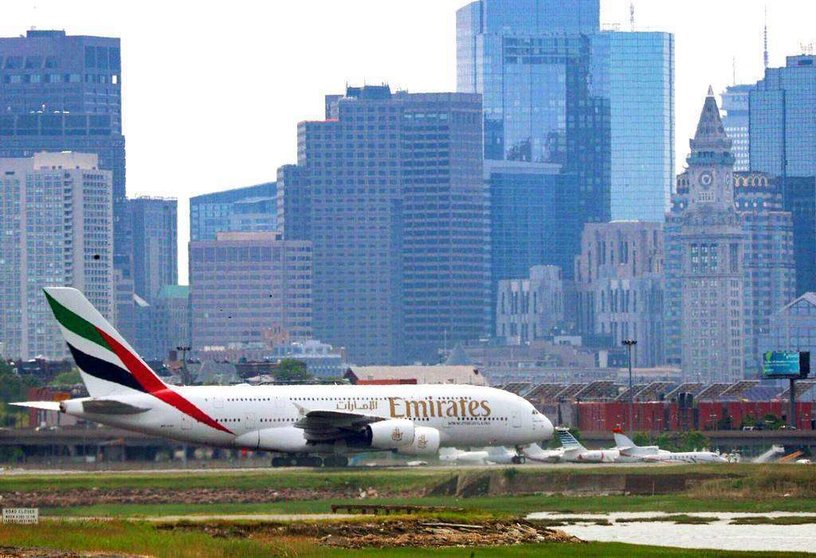 Un A380 de Emirates en la ciudad de Boston.