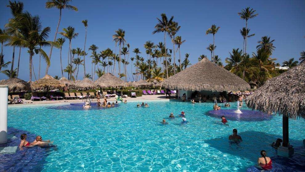 Turistas disfrutan de la estancia en un hotel, este jueves en Punta Cana, República Dominicana (Orlando Barría / EFE)